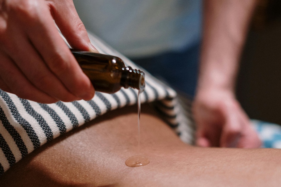 Aromaöl-Massage Aromaöl-Massage